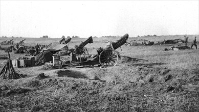 'Notre Artillerie dans les lignes Allemandes; batteries amercaines de 155, en position de..., 1918. Creator: Unknown.