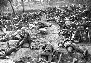 ' Sur le Marne; une compagnie de chasseurs cyclistes faisant la pause, apres une longue..., 1918. Creator: Unknown.