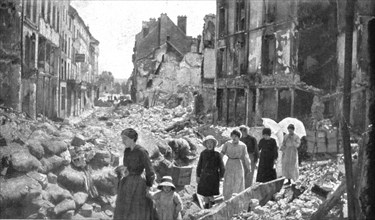 'Chateau-Thierry delivre; dans les rues obstruees par les decombres et coupees de..., 1918. Creator: Unknown.
