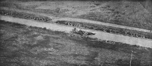 'Du tardenois a la Picardie; premiere ligne dans le fosse d'une route, devant Fere-en..., 1918. Creator: Unknown.