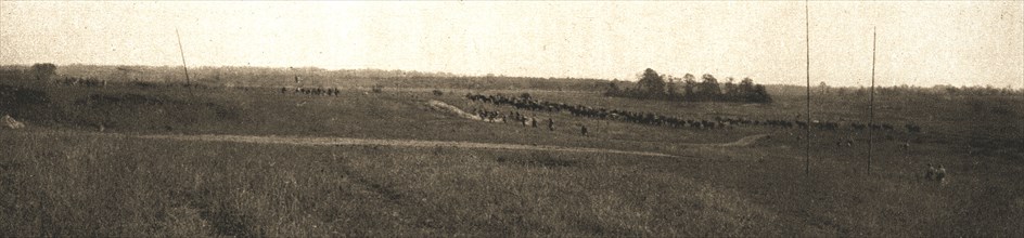 'A l'est de Montdidier; batterie d'artillerie de campagne progressant avec l'infanterie', 1918. Creator: Unknown.