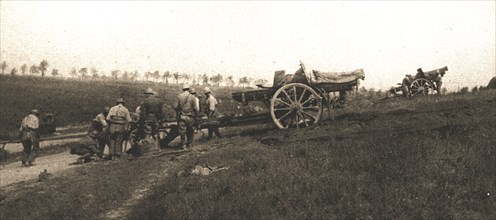 'A l'est de Montdidier; pieces de 155 portees sur des positions avancees', 1918. Creator: Unknown.