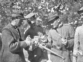 'Victoire Italienne; Une massue autrichienne examinee par des officiers', 1916. Creator: Unknown.