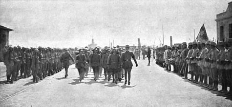 'A Salonique; Debarquement du contingent italien le 10 aout ; nos allies s'avancent entre une double Creator: Unknown.