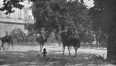 'Victoire Italienne; La cavalerie italienne a Gorizia devant la palais du gouverneur autrichie, le m Creator: Unknown.