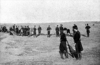 'A Salonique; Miliciens cretois don’t la tenue toute noire est curieuse', 1916. Creator: Unknown.