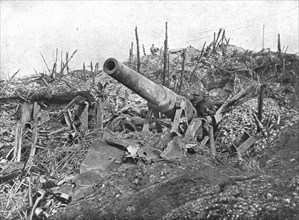 'Le Champ de Bataille de Combles; Un canon allemand de 150 abandonne par l'ennemi dans le bois Louag Creator: Unknown.