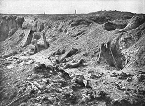 'Le Champ de Bataille de Combles; Les restes d'une installation allemande dans le chemin creux de Co Creator: Unknown.