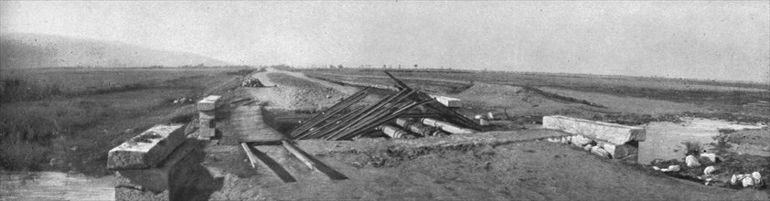 'Sur la route de Monastir ; La route de Monastir coupee par les Bulgares en retraite', 1916. Creator: Unknown.