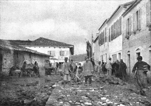 'les Italiens en Albanie ; Territoriaux italiens pavant une rue a Vaona occupee par nos allies depui Creator: Unknown.