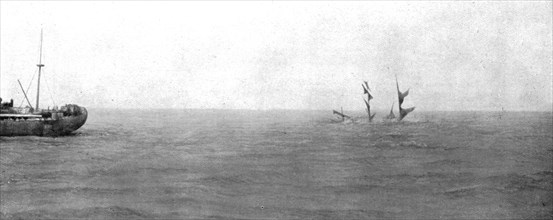 'Quelques drames sur mer; le 20 decembre 1916, le voilier francais `Nantes` s'enforce par l'avant. A Creator: Unknown.