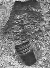 'Contre des villes Ouvertes; L'obus decouvert a 10 metres de profondeur', 1916. Creator: Unknown.