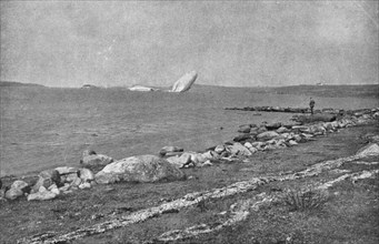 'Echoue sur la cote Norvegienne; L' epave du zeppelin L-20, flottant au gre des vents, au milieu du  Creator: Unknown.