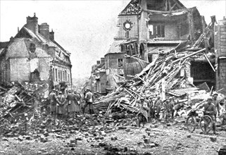 'En territoire libere; Les ruines de l'hotel de ville de Roye', 1917. Creator: Unknown.