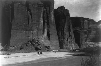 The cliffs, Canyon de Chelly, Ariz., c1905. Creator: Edward Sheriff Curtis.