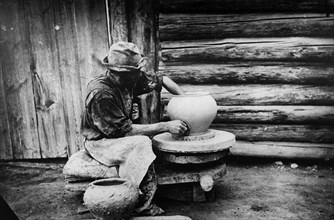 Handicraft potter from the village of Atamanovskoye, Krasnoyarsk district, 1900. Creator: LI Vonago.