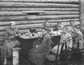Teatime at the Outhouse. Preobrazhenskaya Street, 1906. Creator: Unknown.
