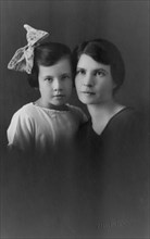 Briner (née Blagovidova) Vera Dmitrievna with her daughter Irina, 1929. Creator: Unknown.