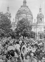 Berlin, cheering declaration of war, Aug 1914. Creator: Bain News Service.