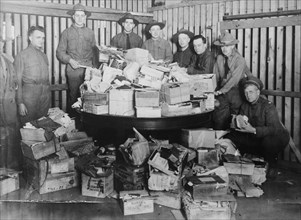 Xmas boxes for U.S. soldiers, Dec 1917. Creator: Bain News Service.
