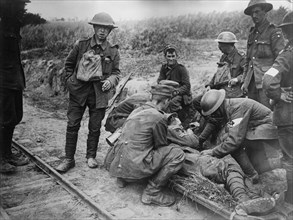 Dressing wounds of British, 18 Aug 1918. Creator: Bain News Service.