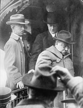 Roosevelt reaches Oyster Bay, 1912. Creator: Bain News Service.