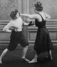 Mrs. Edwards & Frl. Kussin [boxing], 1912. Creator: Bain News Service.