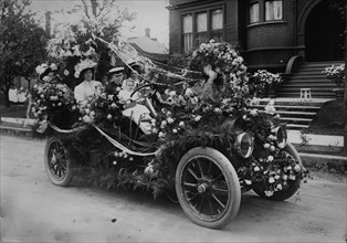 Annual flower fete, Portland, Oregon, between c1910 and c1915. Creator: Bain News Service.