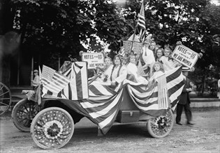 Suffragists in parade, between c1910 and c1915. Creator: Bain News Service.