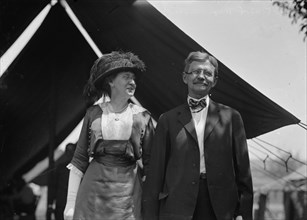 Vice President Marshall & wife - Gettysburg, 1913. Creator: Bain News Service.