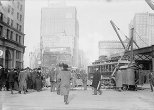 5th Ave. and Broadway, between c1910 and c1915. Creator: Bain News Service.