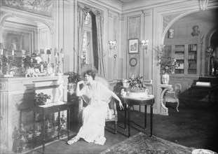Baroness de Guestre [in home], between c1910 and c1915. Creator: Bain News Service.