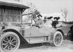 Fred Schnell, Mayor Klin[e], wife and daughter, 1913. Creator: Bain News Service.