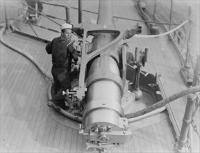 6' gun on NEW YORK, between c1910 and c1915. Creator: Bain News Service.