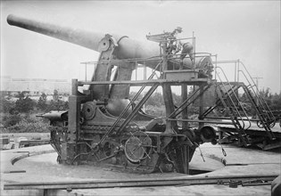 Aiming 14" gun -- Sandy Hook, between c1910 and c1915. Creator: Bain News Service.