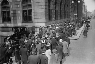 Easter crowd - 5th Ave., 1913. Creator: Bain News Service.