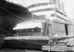 Home on a Barge, between c1910 and c1915. Creator: Bain News Service.