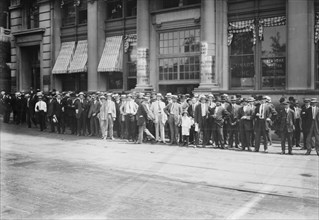 Crowd at Cunard line office, 8/1/14, 1914. Creator: Bain News Service.