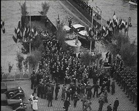 Crowd Walking Away from a Boat, 1934. Creator: British Pathe Ltd.