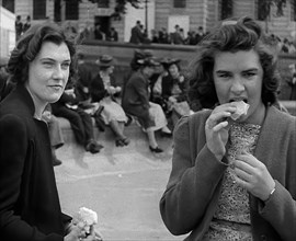 Two Women Eating in Trafalgar Square, 1940. Creator: British Pathe Ltd.