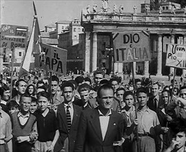 Italian Crowds Marching to St. Peter's Square, 1944. Creator: British Pathe Ltd.