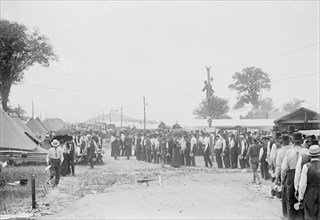 Dinner Hour - Gettysburg, 1913. Creator: Bain News Service.