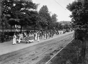 Suffrage pageant - Long Island, 1913. Creator: Bain News Service.