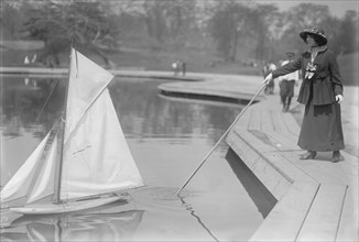 Start of toy yacht race, Cent'l [Central] Park, between c1910 and c1915. Creator: Bain News Service.