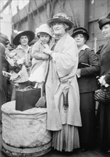 Ellen Terry and June E.T. Morris (Grand Niece), 1915. Creator: Bain News Service.