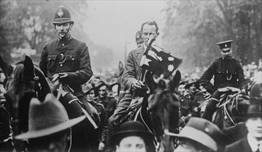 Hawker in London, between c1915 and c1920. Creator: Bain News Service.