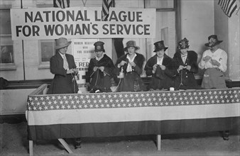 National League for Woman's Sevice, between 1917 and 1919. Creator: Bain News Service.