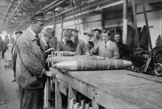 Removing nose from 6 inch shell, between c1915 and c1920. Creator: Bain News Service.