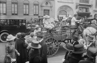 Women's Land Army, between c1915 and c1920. Creator: Bain News Service.