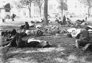 Battery Park on hot day, between c1910 and c1915. Creator: Bain News Service.